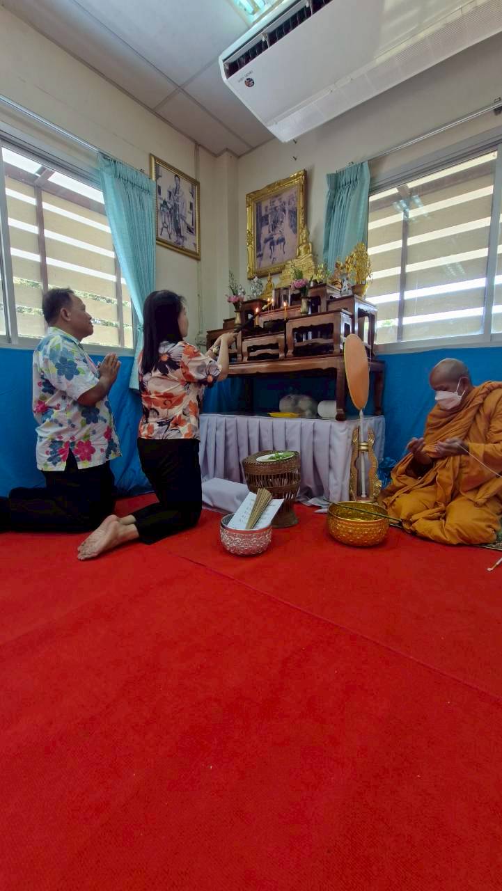 title - ส.ป.ก. ยโสธร จัดพิธีเจริญพระพุทธมนต์ทำบุญถวายภัตตาหารเพลแด่พระสงฆ์ พิธีสักการะศาลเจ้าที่และสิ่งศักดิ์สิทธิ์ประจำสำนักงาน เนื่องในเทศกาลวันขึ้นปีใหม่ไทย